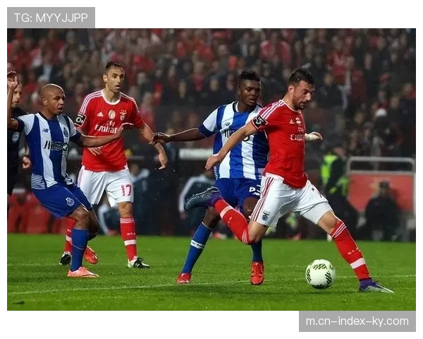 本菲卡球迷组织赛前抗议裁判安排担心主场遭遇不公 本菲卡球迷组织赛前抗议裁判安排担心主场遭遇不公